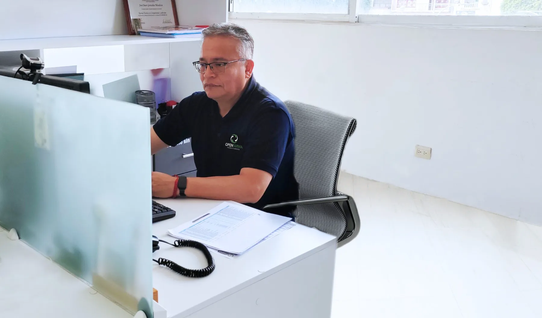 Asesor OpenFarma revisando reportes de una farmacia