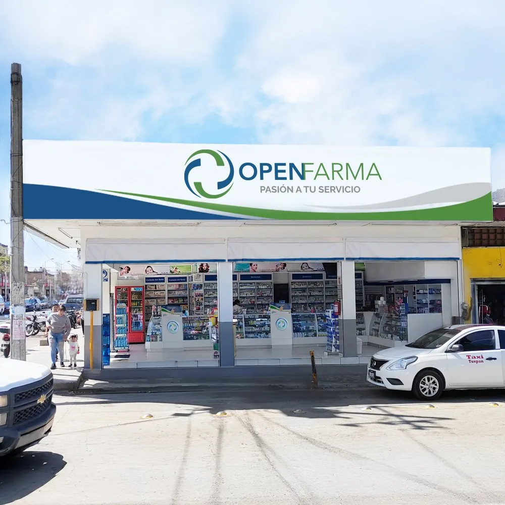 Fachada amplia de una farmacia OpenFarma con piso de venta a la vista