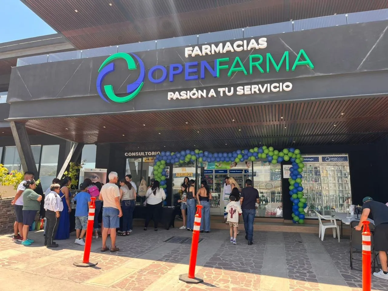 Fachada de OpenFarma Guanajuato el día de su apertura