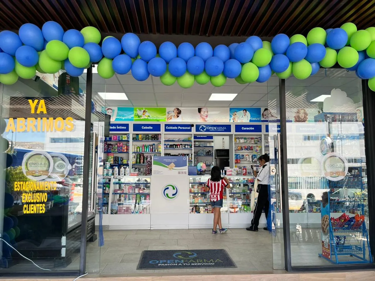 Entrada y piso de venta de OpenFarma Guanajuato