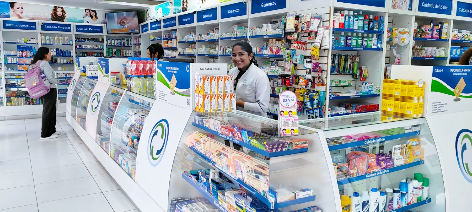Farmacéutica OpenFarma en el mostrador