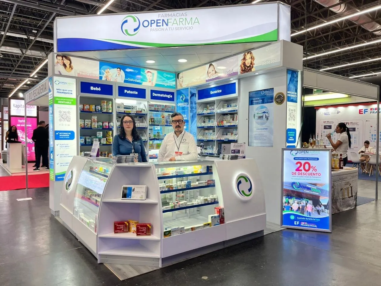 Equipo OpenFarma en el stand de la marca en una expo de franquicias
