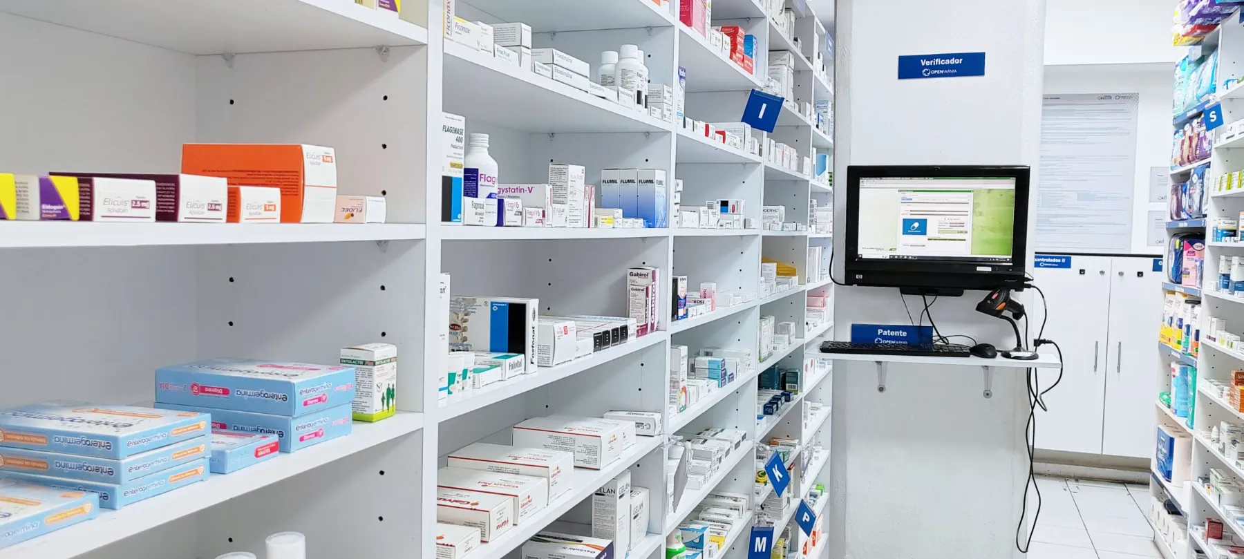 Verificador y sistema de control en una farmacia en operación